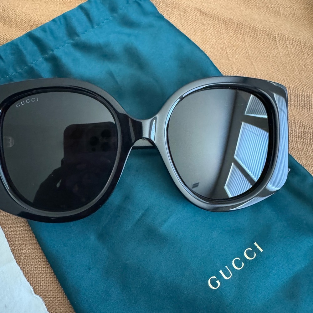 Gucci Black Oversized Sunglasses with Glossy Finish
GG1257S